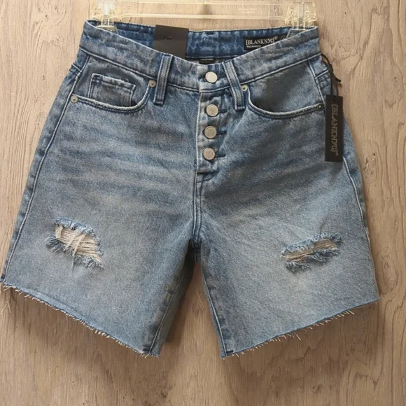 Blank NYC The Warren Distressed Raw Hem Medium Wash Shorts NWT Size 24/0 - Picture 1 of 7